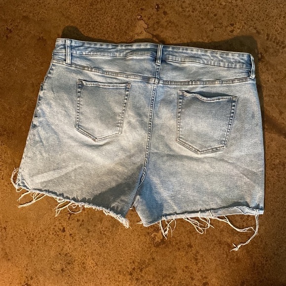 AVA‎ & Viv plus high rise distressed light wash jean shorts - Picture 5 of 6